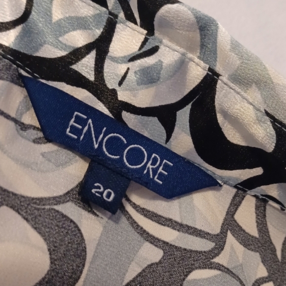 4/$80 Silver & Black Fitted Blouse - Size 20 (Fitted) - Picture 7 of 9